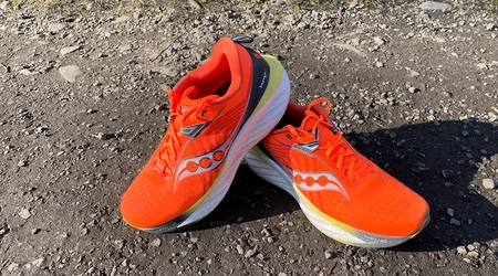 RECENZII: Saucony Triumph 22 – amortizare echilibrată pentru kilometri lungi